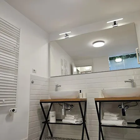 Grey House Apartment *